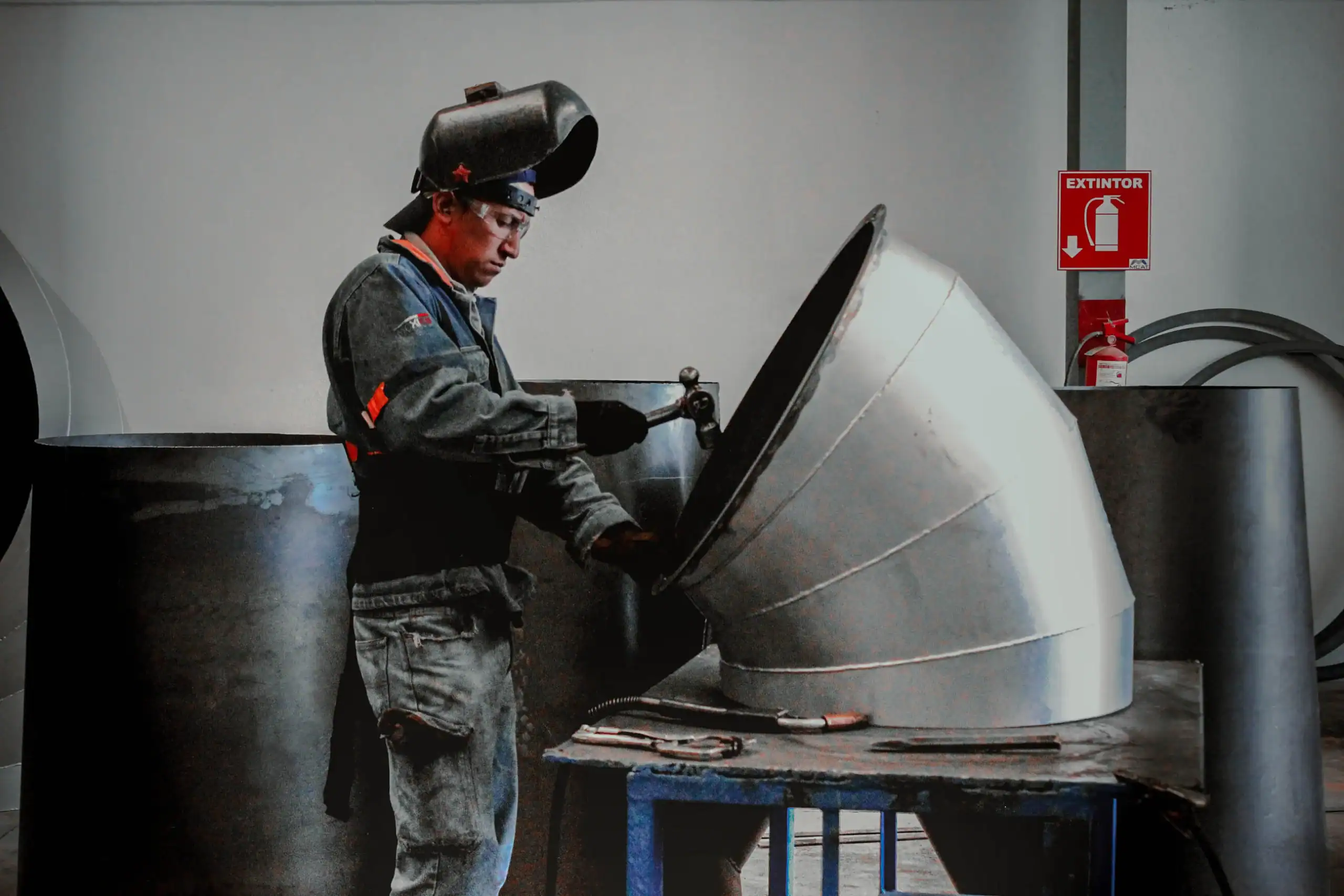 Soldador de MCAT fabricando transición cónica de ductería galvanizada