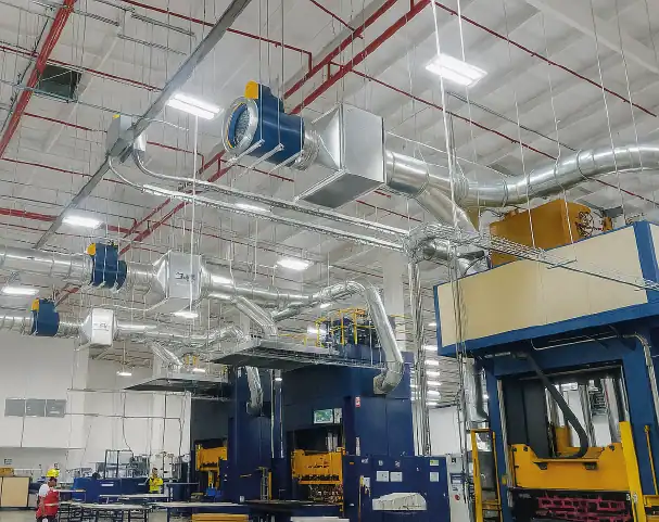 Red de ductos galvanizados con captación localizada y ventiladores en línea sobre prensas — ventilación industrial MCAT