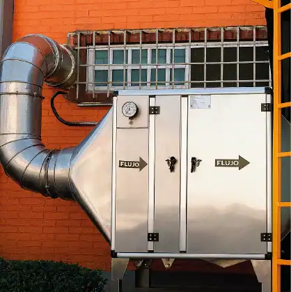 Gabinete de filtración con plenum y ducto galvanizado marcado con flechas de flujo — ventilación industrial MCAT