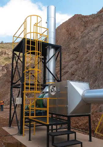 Sistema de ventilación industrial para minería con ventilador centrífugo, caja plenum, ducto y chimenea en exterior