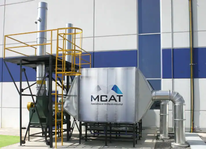Sistema de ventilación industrial MCAT con caja plenum, ventilador centrífugo, ductos galvanizados y chimenea exterior
