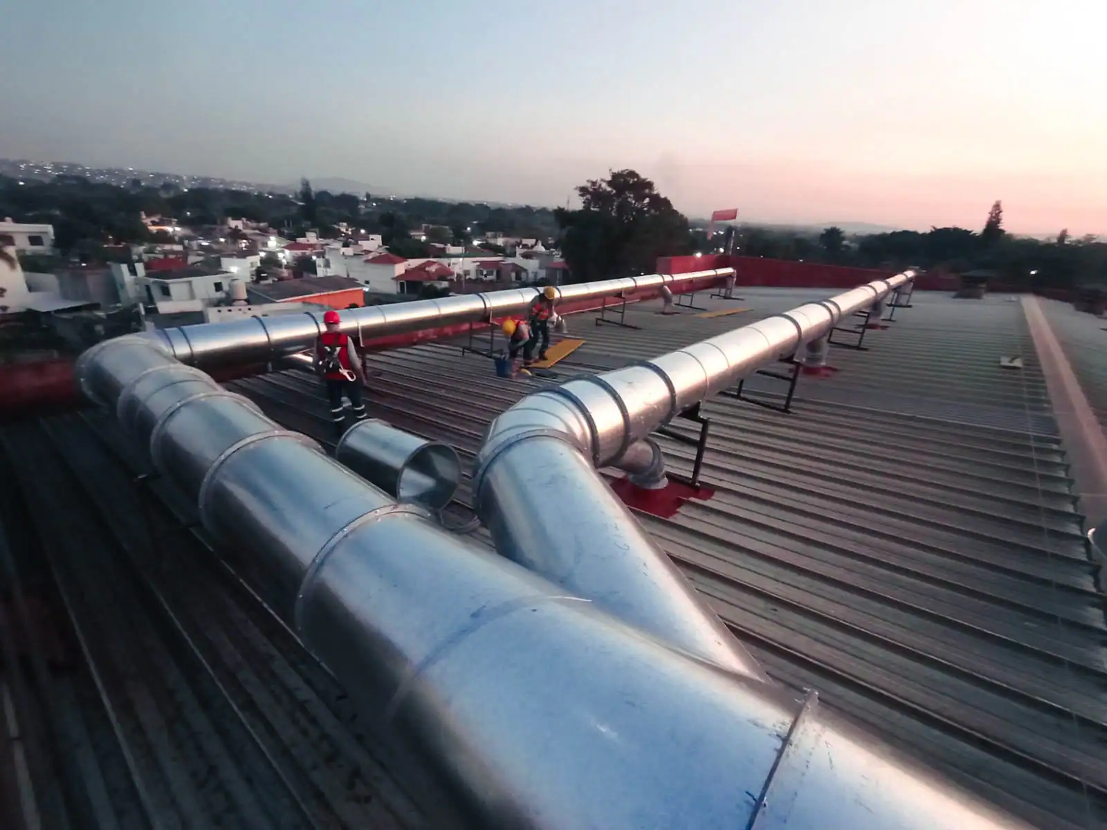 Instalación de ductos galvanizados en azotea por cuadrilla MCAT