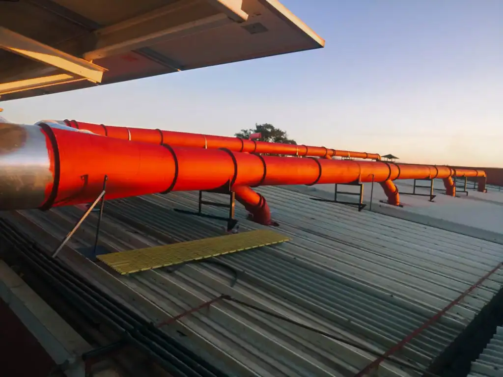 Unidad de manejo de aire en azotea conectada a red de ductos rojos