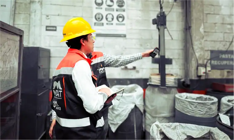 Ingeniero de MCAT con EPP realizando levantamiento técnico de ventilación en planta