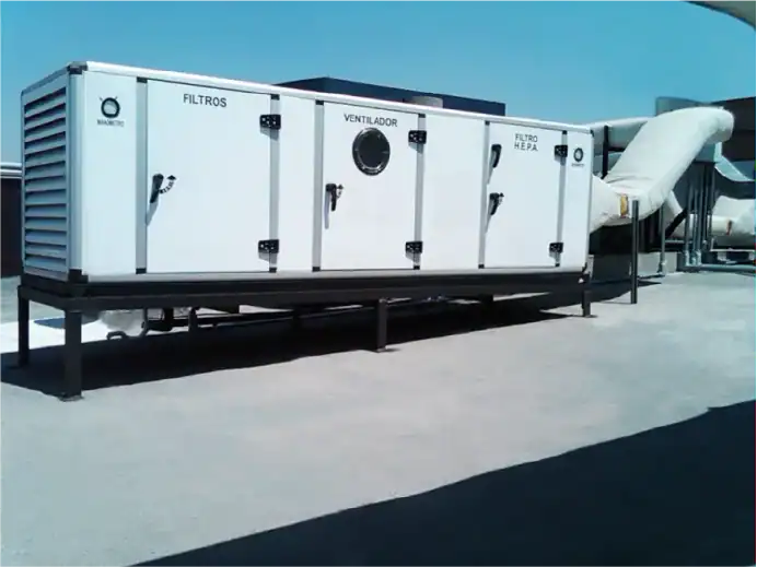 Unidad de manejo de aire con filtros y filtro HEPA para ventilación industrial en azotea
