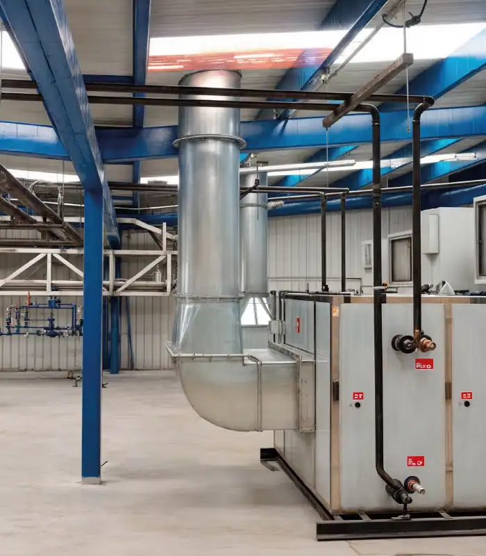 Unidad de manejo de aire (UMA) con ducto vertical y conexiones de agua helada en interior de planta