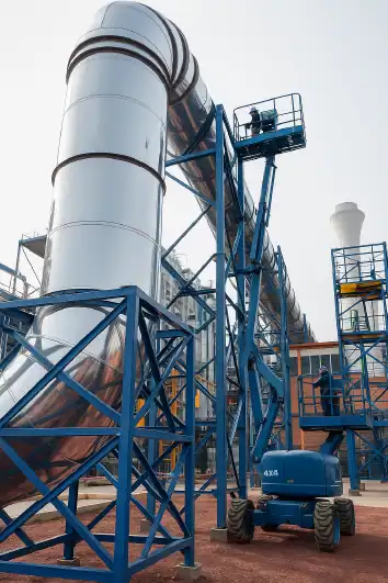 Ductería industrial de gran diámetro con estructura metálica azul y montaje en altura — ventilación MCAT