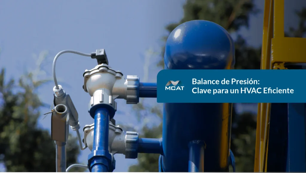 Ingeniero de MCAT revisando el balance de presión en un sistema HVAC industrial con manómetros y ductos en una nave de producción en México