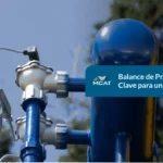 Ingeniero de MCAT revisando el balance de presión en un sistema HVAC industrial con manómetros y ductos en una nave de producción en México