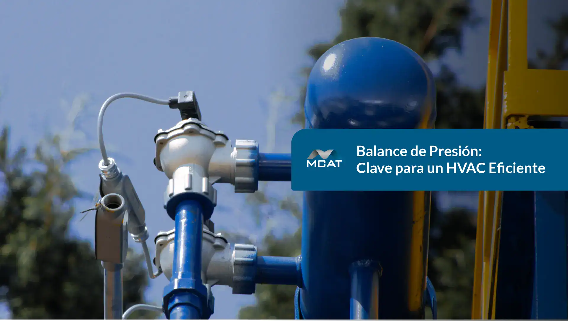 Ingeniero de MCAT revisando el balance de presión en un sistema HVAC industrial con manómetros y ductos en una nave de producción en México
