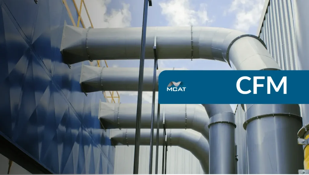 Ingeniero revisando en laptop una plantilla de cálculo de CFM para dimensionar la ventilación industrial de una nave en México