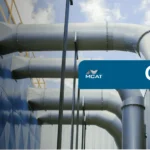 Ingeniero revisando en laptop una plantilla de cálculo de CFM para dimensionar la ventilación industrial de una nave en México