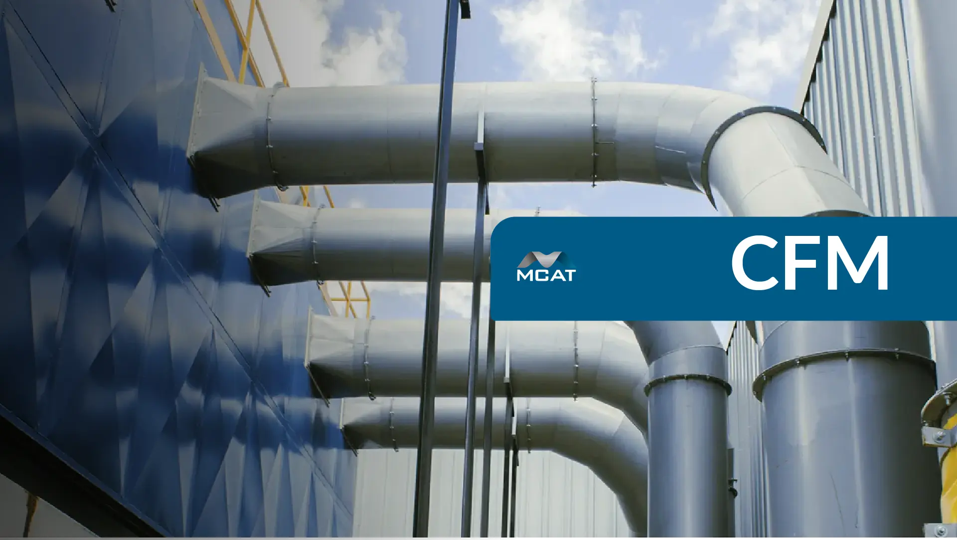 Ingeniero revisando en laptop una plantilla de cálculo de CFM para dimensionar la ventilación industrial de una nave en México