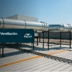 Ingeniero revisando sistemas de ventilación industrial en una nave moderna en México, comparando opciones de 2025