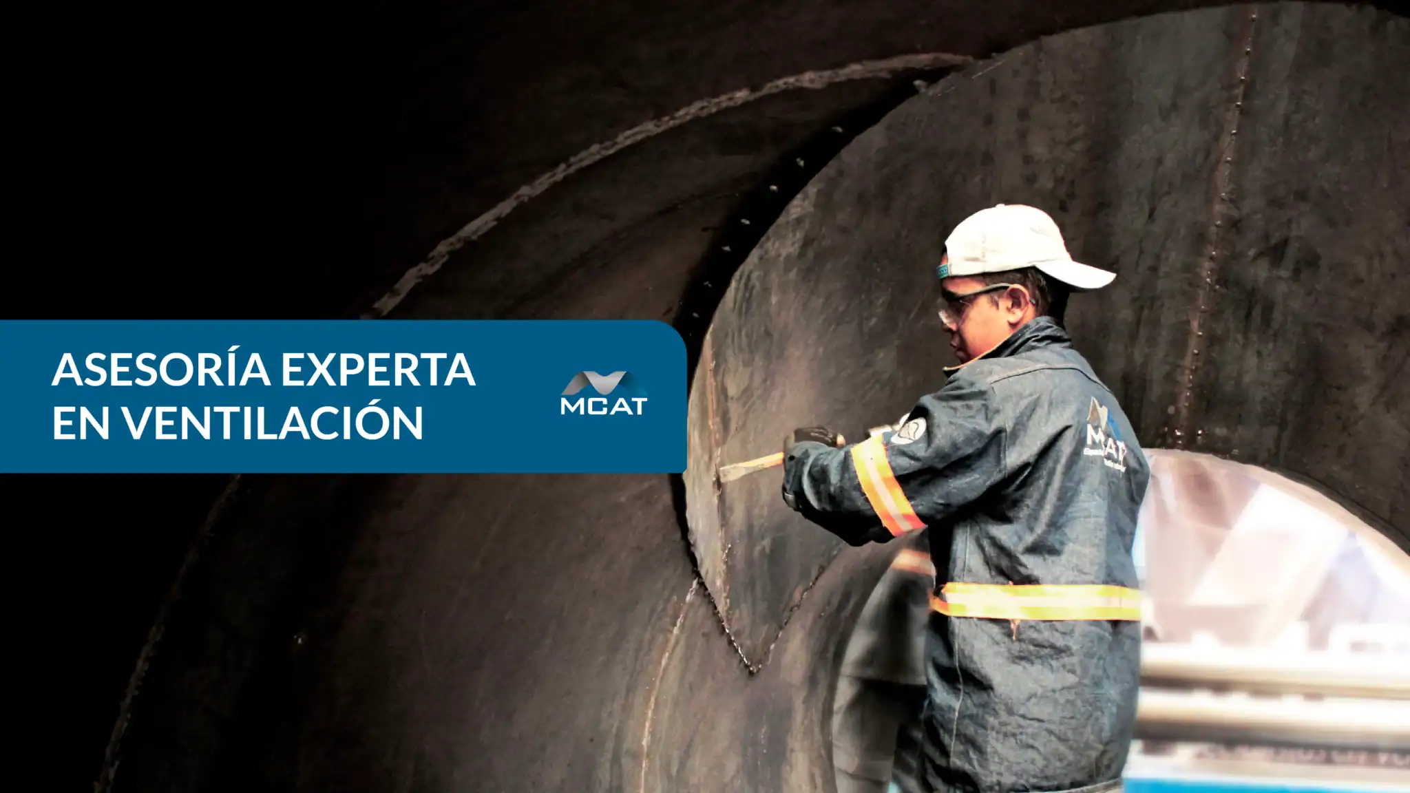 Ingeniero de scrubbers.com.mx realizando un diagnóstico ventilación industrial con instrumentos de medición en un sistema de extracción.