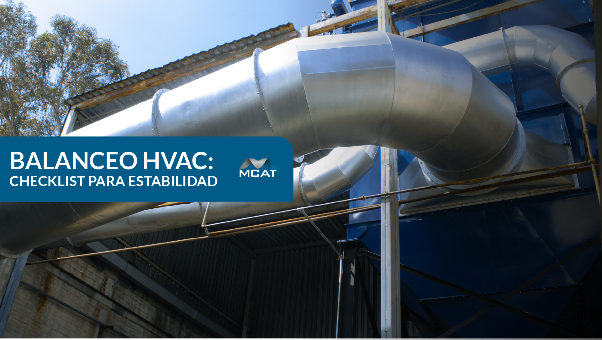 Técnico midiendo caudal para balanceo HVAC y estabilidad de ventilación en planta