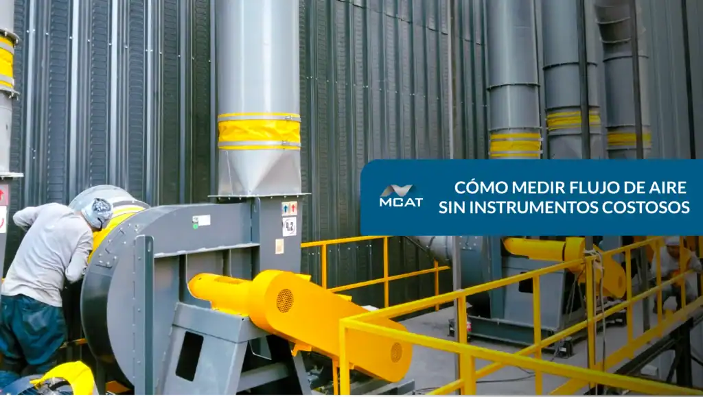 Un técnico utilizando humo o un papel para estimar la medir flujo aire en la boca de un ducto de extracción industrial.