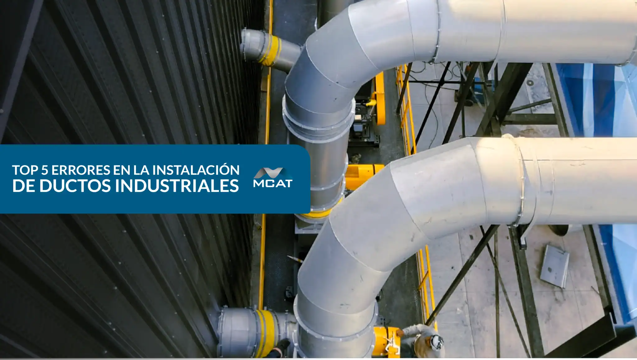 Técnicos revisando la instalación de ductos industriales en una planta para reducir errores y pérdida de carga