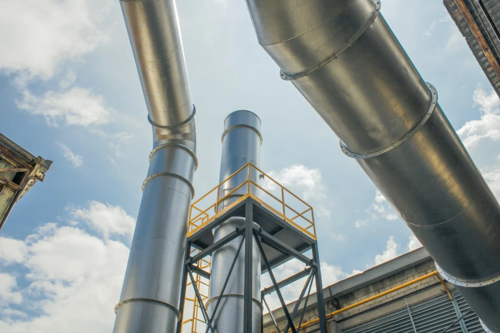 Chimeneas y ductos industriales metálicos para ventilación y extracción de aire en planta