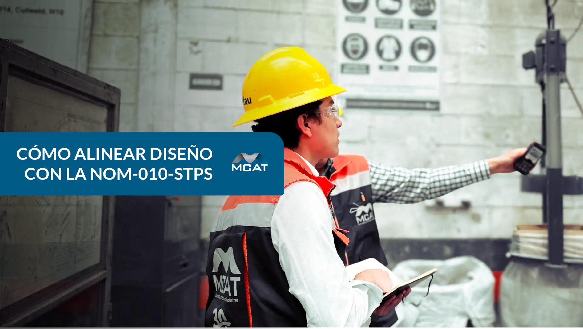 Ingeniero revisando ductería y campana de extracción para cumplimiento NOM-010 en planta industrial