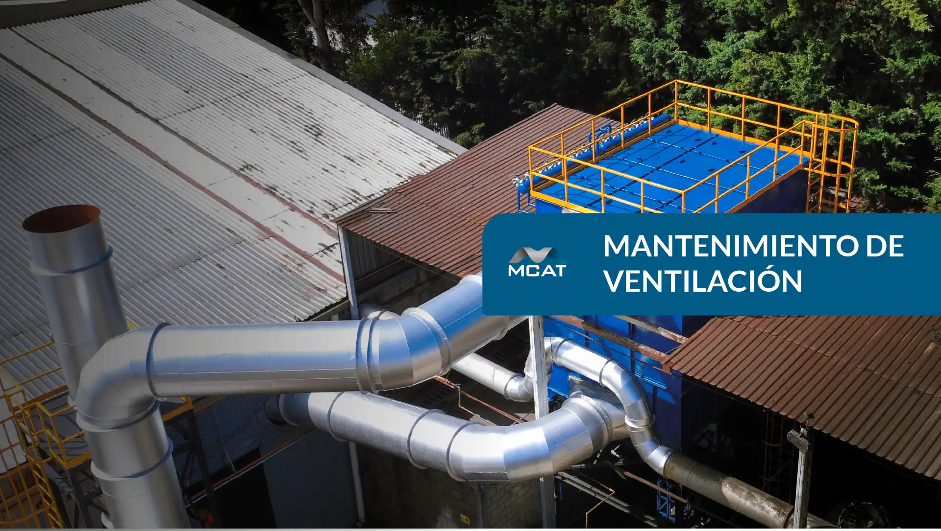 Técnico inspeccionando ventilador y ductos con checklist de mantenimiento en planta industrial