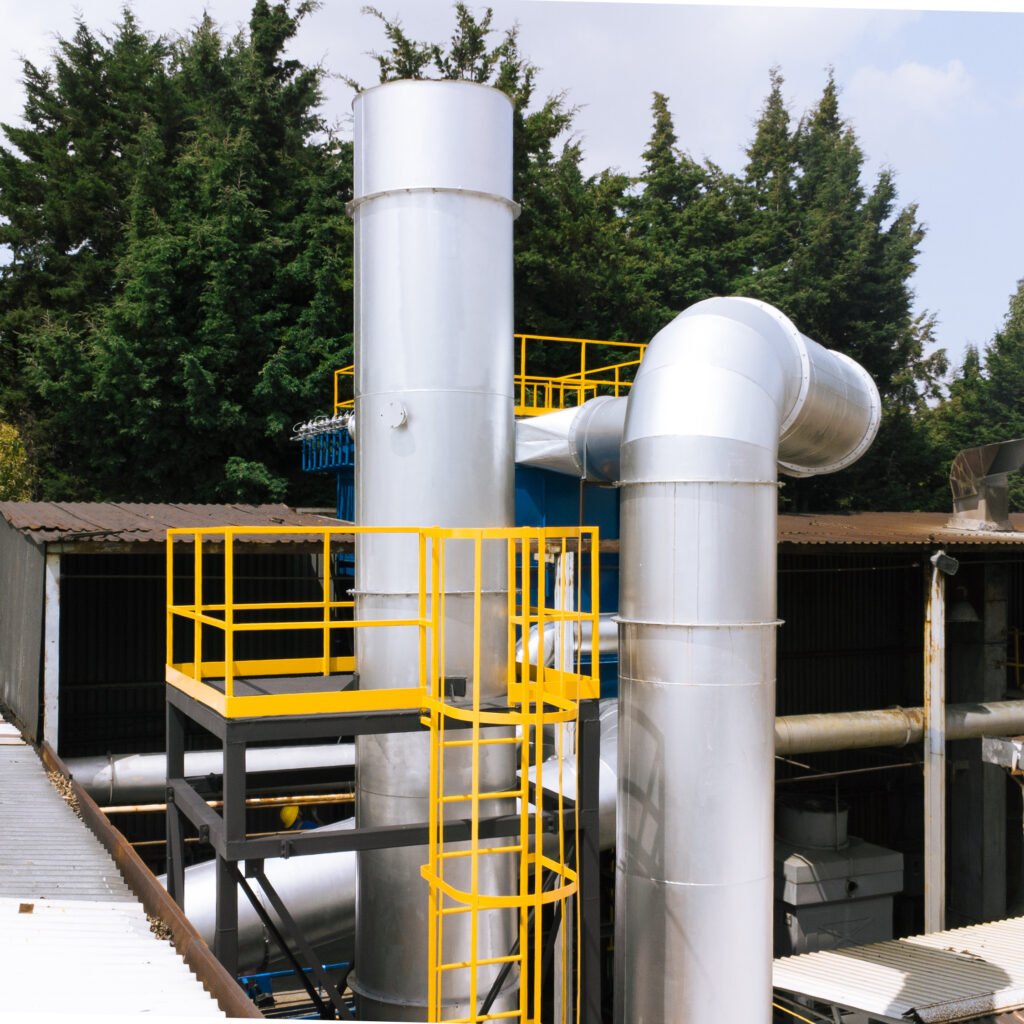 Sistema de ductería industrial para extracción de aire con chimenea y plataforma de mantenimiento; instalación de ventilación industrial en planta