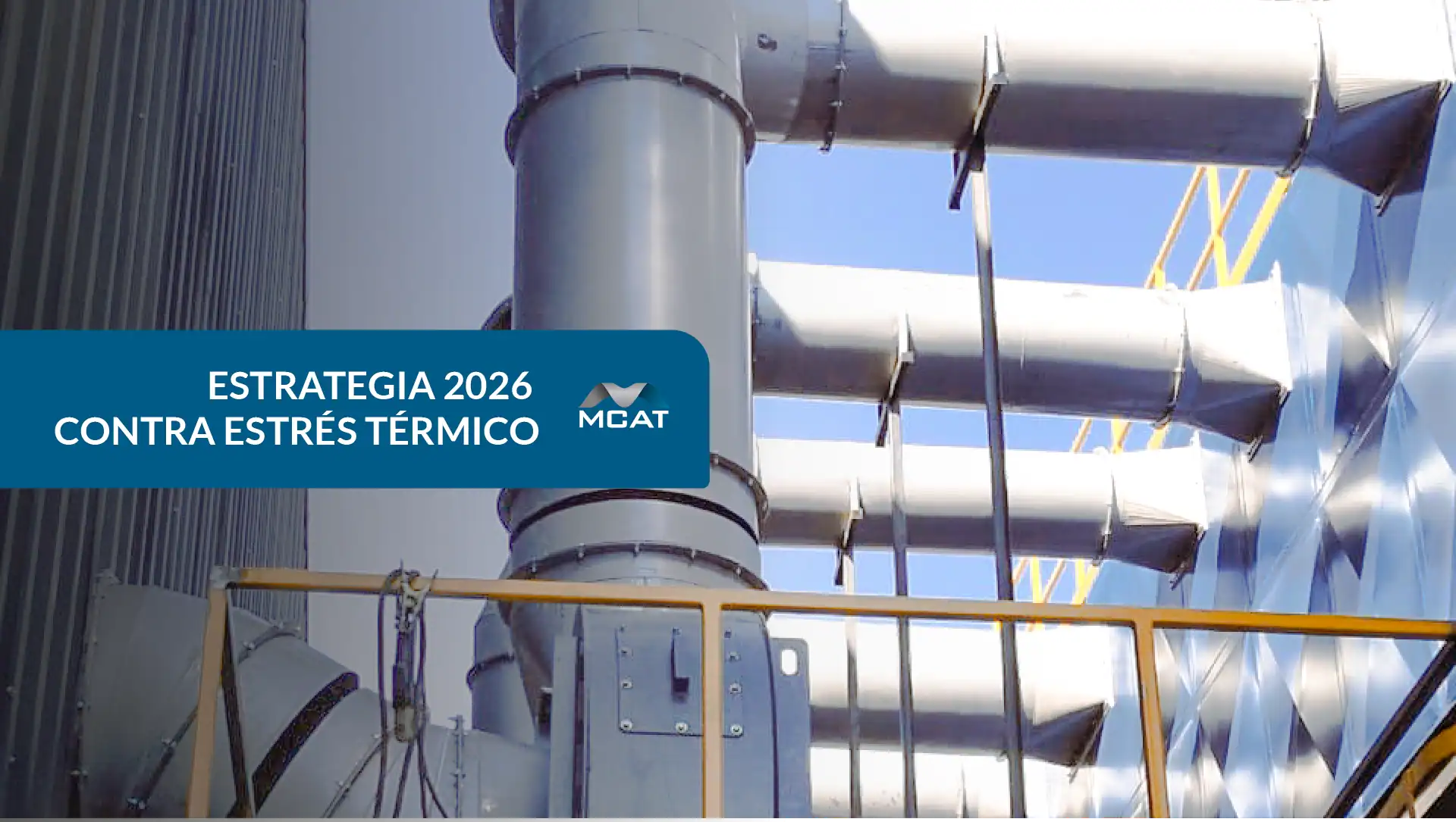 Nave industrial con flujo de aire señalizado comparando inyección enfriada tipo lavadora de aire y extracción forzada en techo