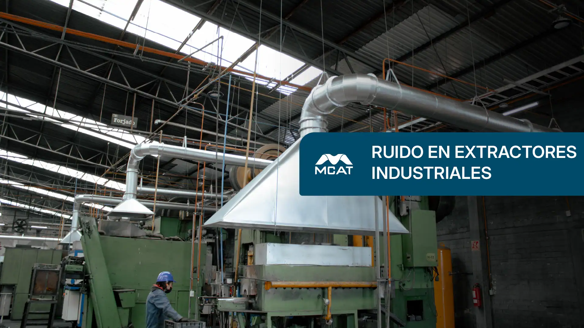 Extractor industrial con ductería para explicar ruido por turbulencia, resonancia y montaje y su mitigación con silenciadores y aisladores